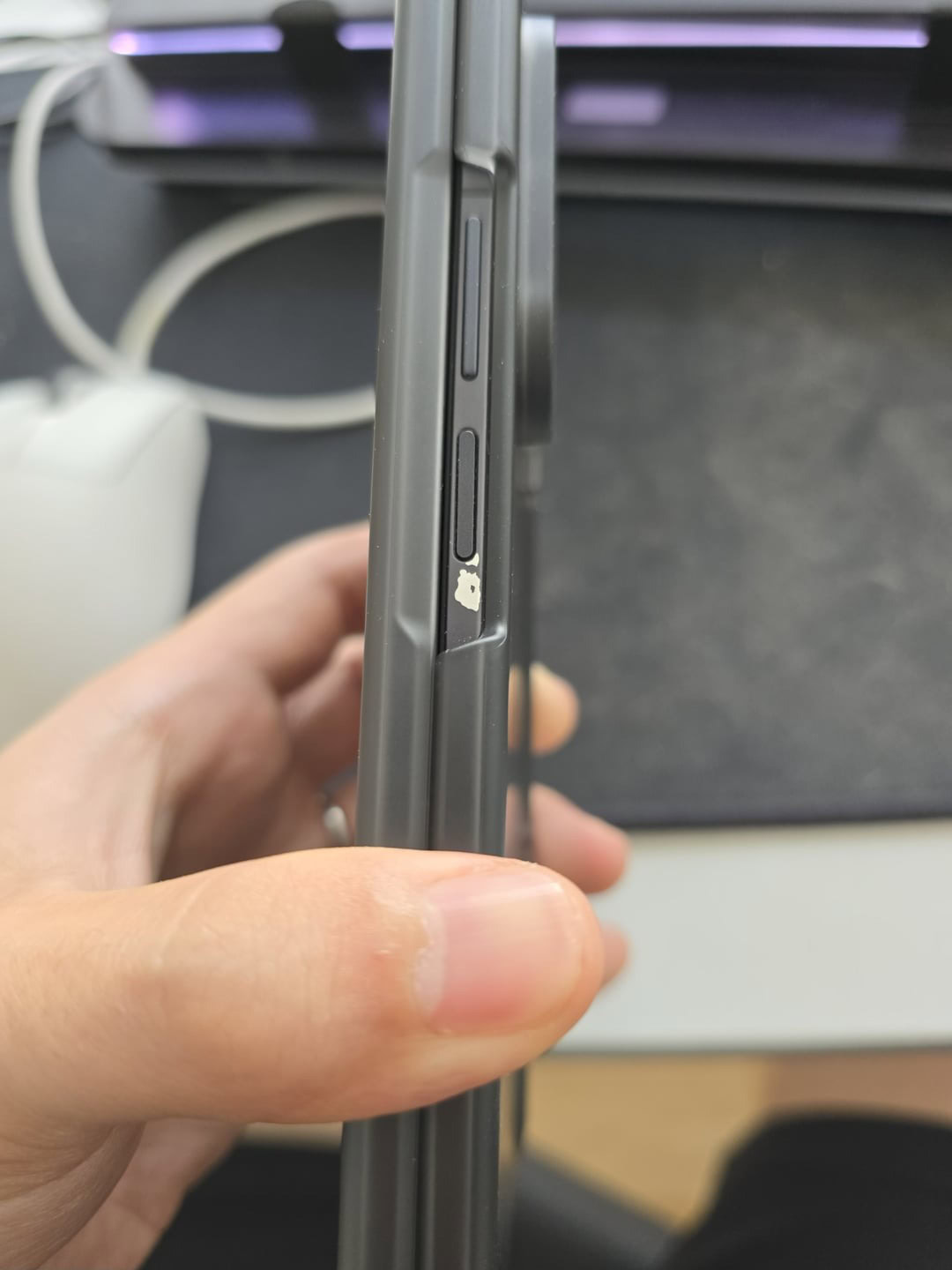 Galaxy Z Fold 7 enfrenta reclamações sobre descascamento de pintura: é culpa dos carregadores? 2 Lascado na pintura da parte traseira do Galaxy Z Fold 7