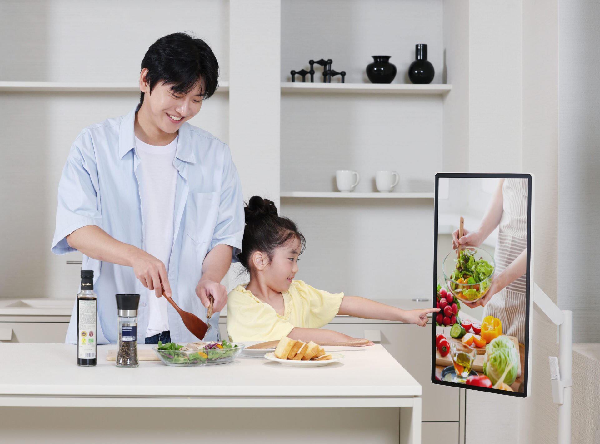 Samsung The Moving Style: A TV portátil com tela sensível ao toque e bateria 2 TV portátil Samsung The Moving Style exibindo receitas culinárias na cozinha moderna.