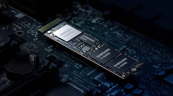 Samsung aumenta preços de DRAM e NAND em até 30% 1 Close-up de SSD Samsung M.2 mostrando chips V-NAND e DRAM
