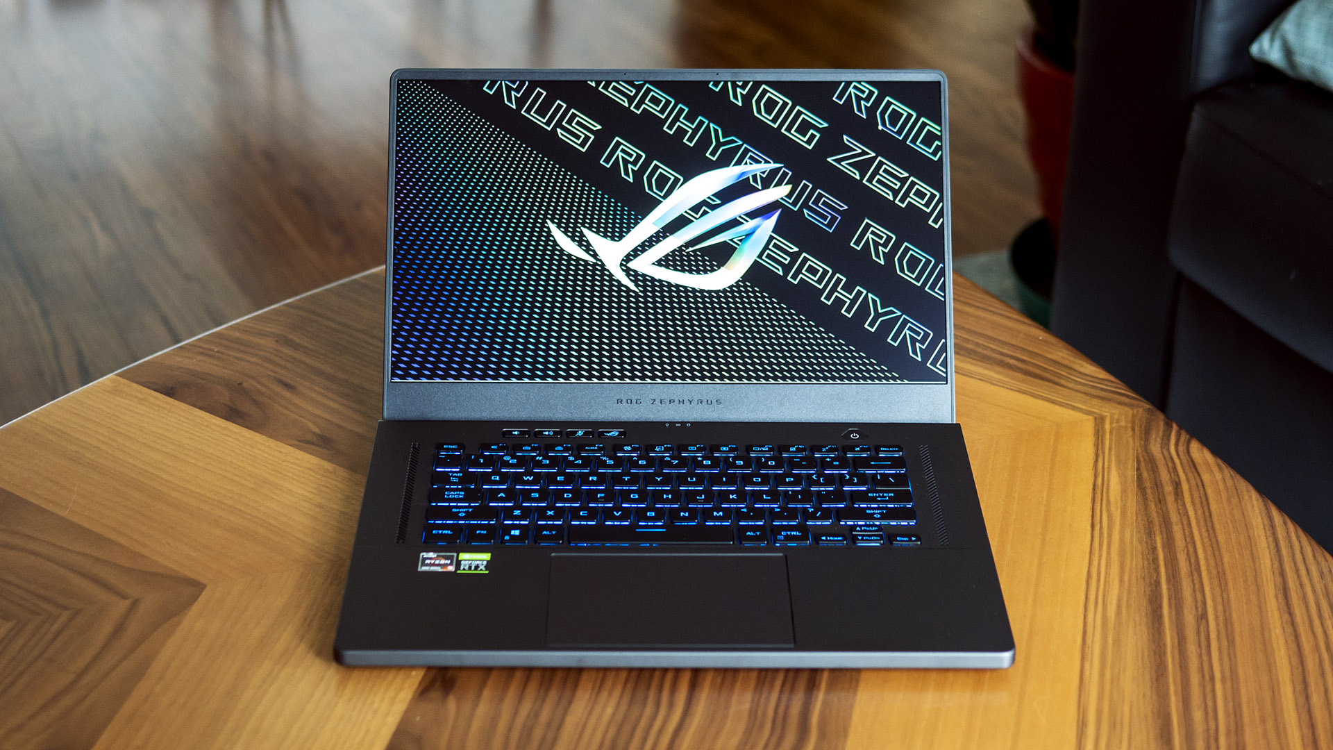 Problemas de desempenho nos Asus ROG gaming laptops: empresa investiga solução 1 Notebook gamer Asus ROG Zephyrus aberto mostrando teclado retroiluminado azul e tela com logo ROG