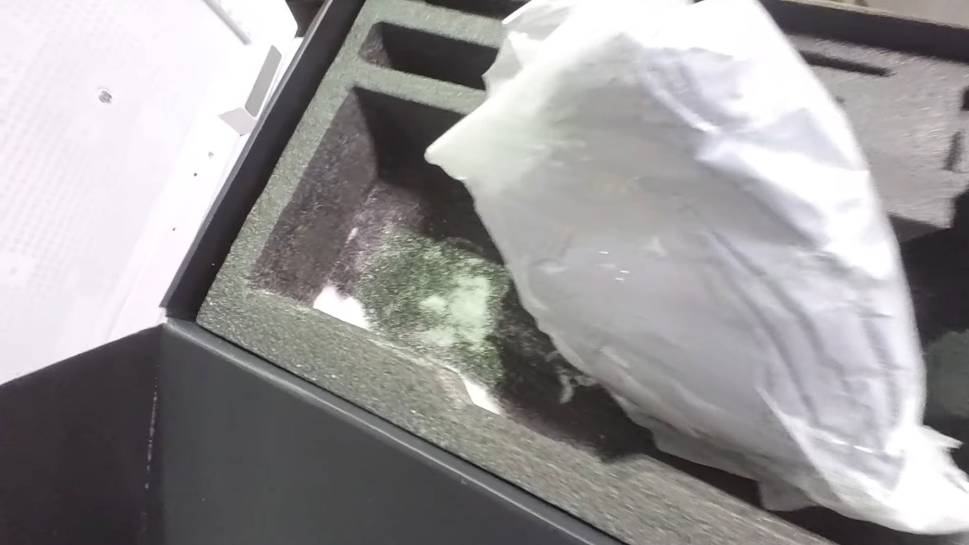 Youtuber descobre saco de sal ao abrir RTX 5070 Ti comprada na Amazon 1 Caixa aberta de Gigabyte RTX 5070 Ti com saco plástico contendo pó branco semelhante a sal