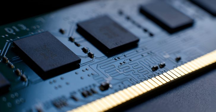 Preços da DDR5 RAM vão disparar enquanto fabricantes priorizam servidores 2 Close-up macro em um mdulo de memria RAM DDR5 azul com chips pretos e contatos dourados.