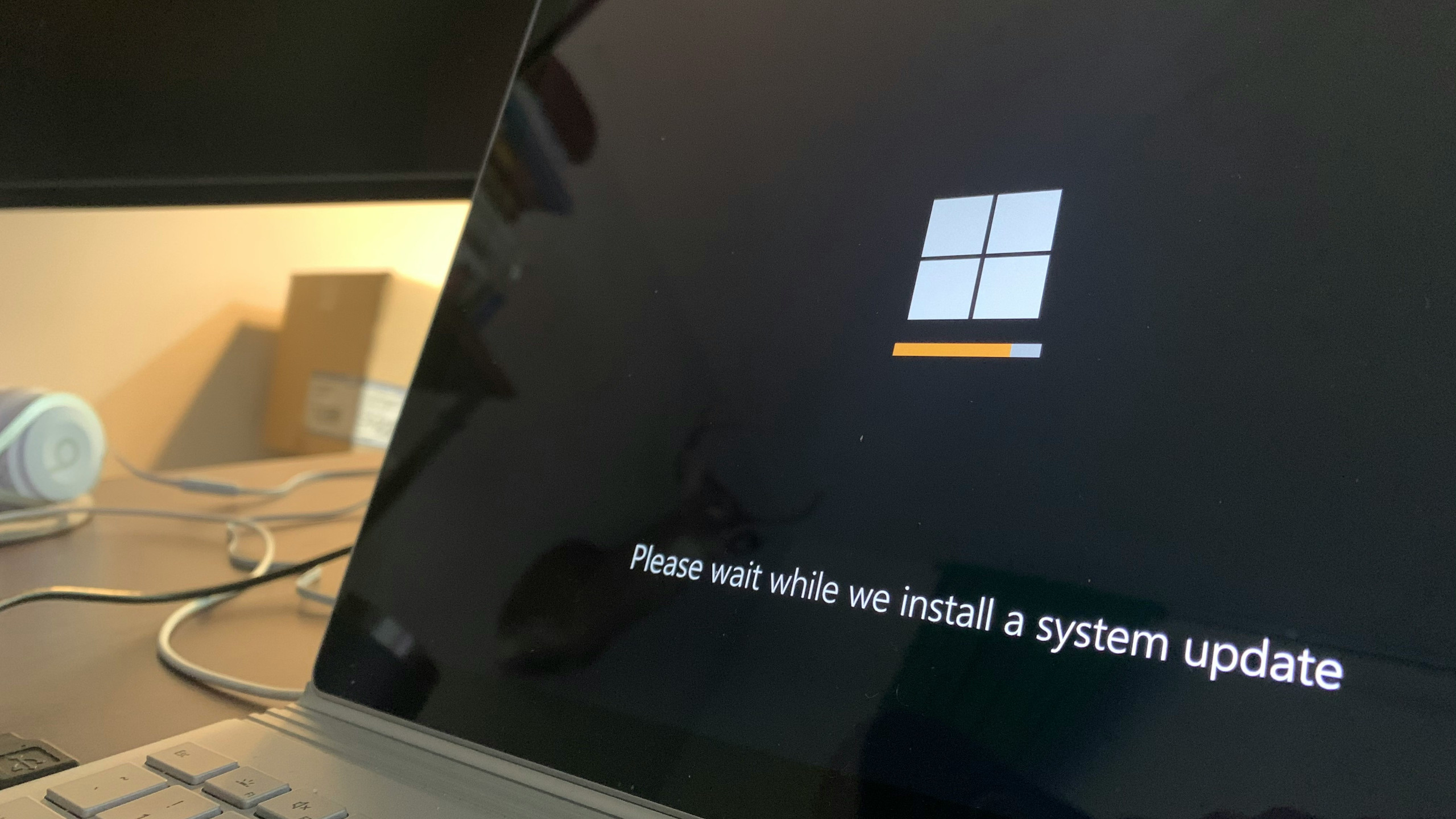 Esta atualização do Windows 11 está causando dores de cabeça para usuários; entenda o caso 1 Tela do Windows 11 exibindo mensagem de instalação de atualização de sistema com barra de progresso colorida
