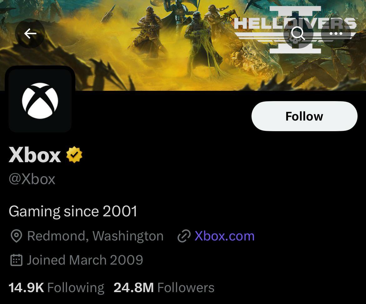 Mãos segurando controles PlayStation e Xbox lado a lado