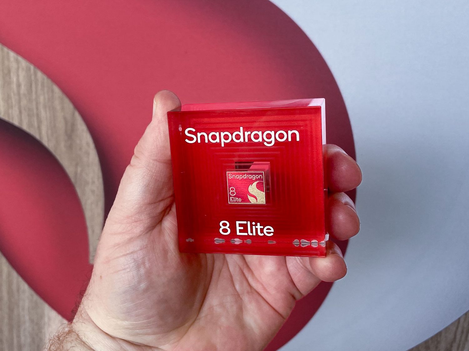 Snapdragon 8 Elite Gen 5 destrona A19 Pro da Apple nos benchmarks: veja os números 1 Close-up de um chip Snapdragon 8 Elite Gen 2 Gen 5 com logo da Qualcomm e fundo cinza