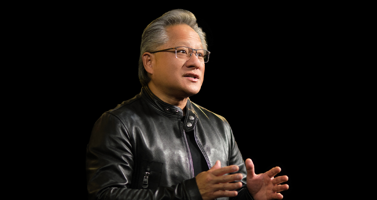 China ameaça Nvidia com multa de até 10% da receita no país: entenda o caso 2 Homem de meia-idade com jaqueta de couro preta falando com expressão concentrada sobre fundo preto
