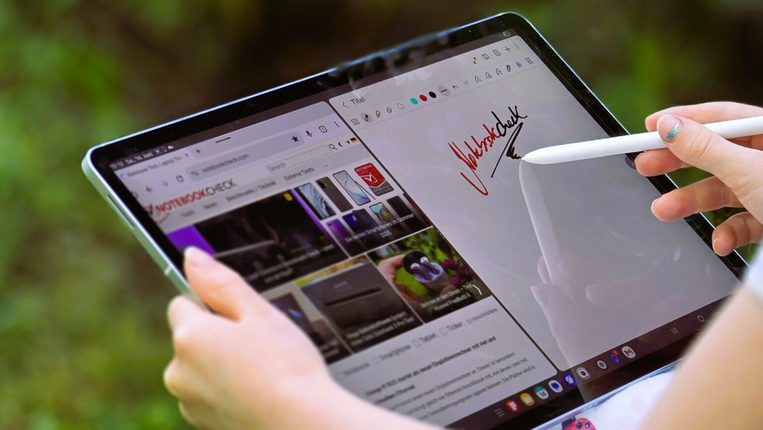 Pessoa segura tablet Samsung Galaxy Tab S10 Plus com caneta S Pen, desenhando assinatura na tela ao lado de navegador com site de tecnologia