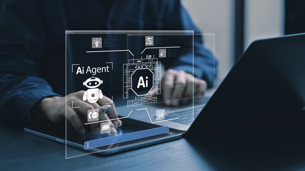Uso de IA no Brasil supera EUA: 62% já adotaram a tecnologia 1 Pessoa interagindo com notebook e interface holográfica translúcida destacando elementos de inteligência artificial