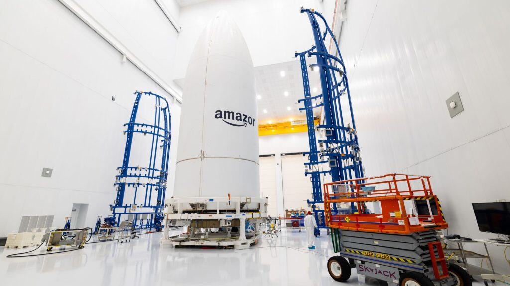 Project Kuiper supera Starlink: Amazon atinge 1.289 Mbps em teste recorde 1 Carga útil do Project Kuiper com logotipo da Amazon em sala limpa de montagem de satélites