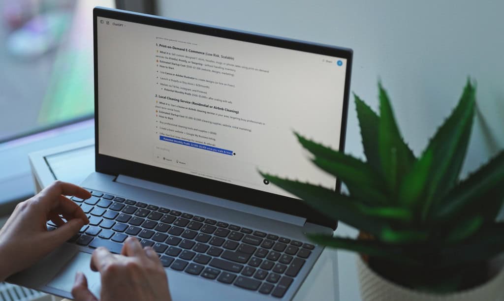 Os novos recursos do ChatGPT podem custar mais de R$ 1 mil por mês 1 Espaço de trabalho moderno com laptop prateado aberto mostrando página de texto e mãos digitando