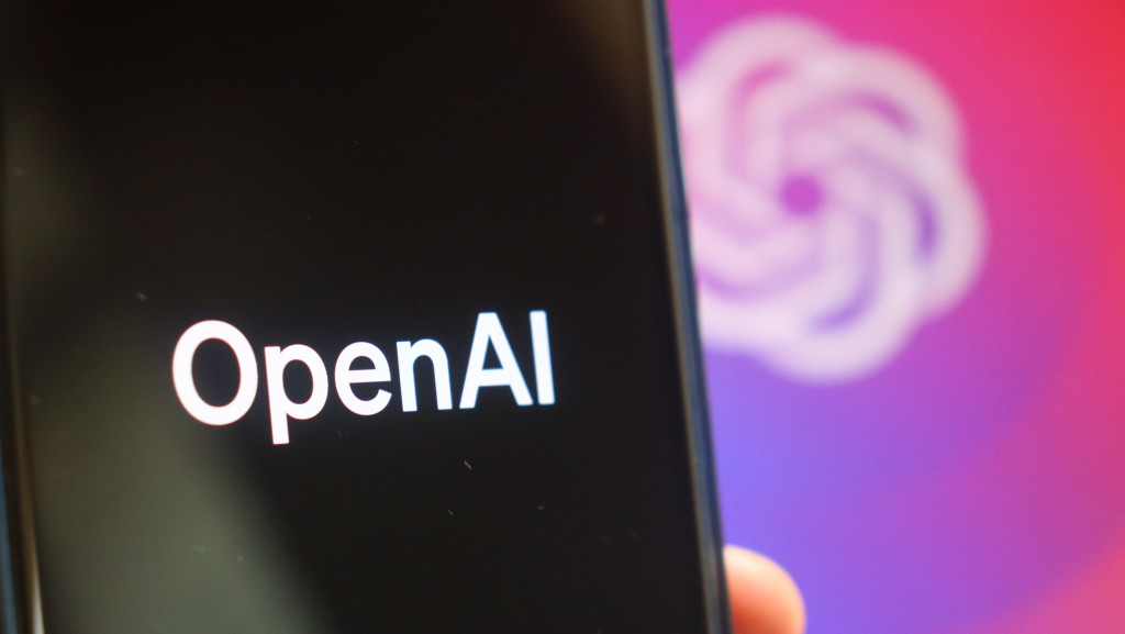 Os novos recursos do ChatGPT podem custar mais de R$ 1 mil por mês 2 Tela de smartphone exibindo a palavra OpenAI com fundo gradiente rosa, roxo e azul