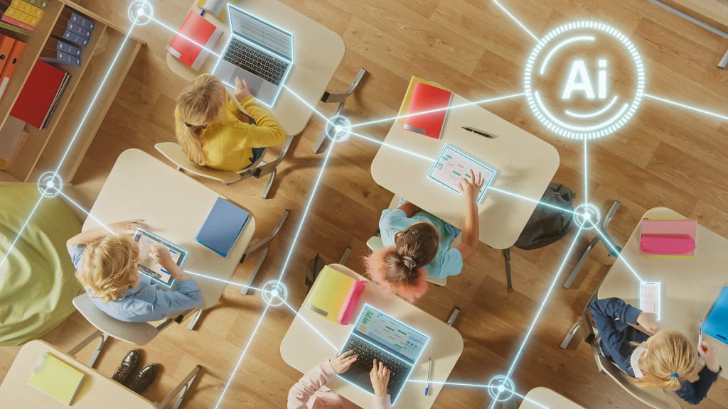 Redações com IA são fáceis de identificar e perdem autenticidade, diz estudo 2 Sala de aula moderna com crianças usando dispositivos e representação holográfica da rede de IA