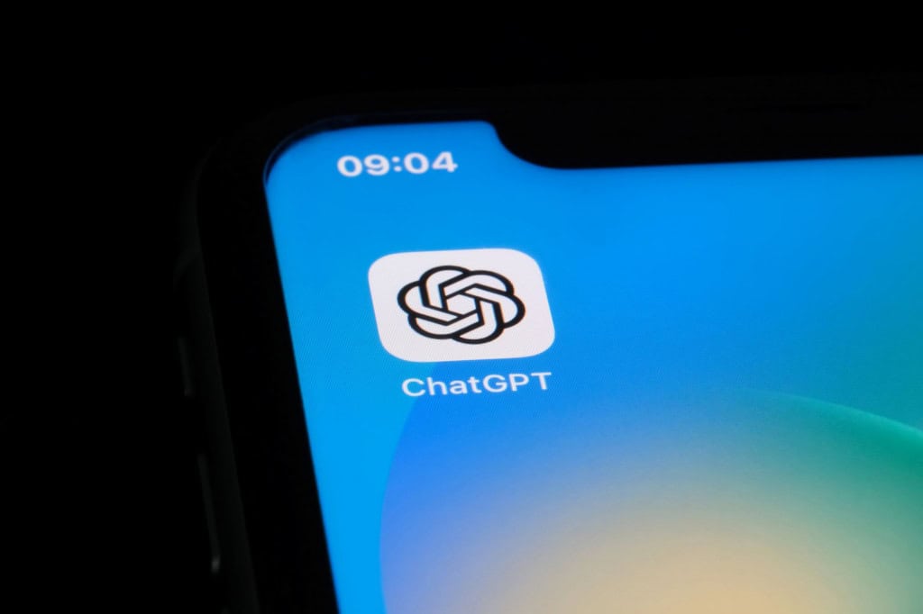 ChatGPT alfineta Siri e estreia campanha global para mostrar sua utilidade diária 1 Close-up de tela de smartphone exibindo ícone do ChatGPT com fundo em degradê azul e turquesa