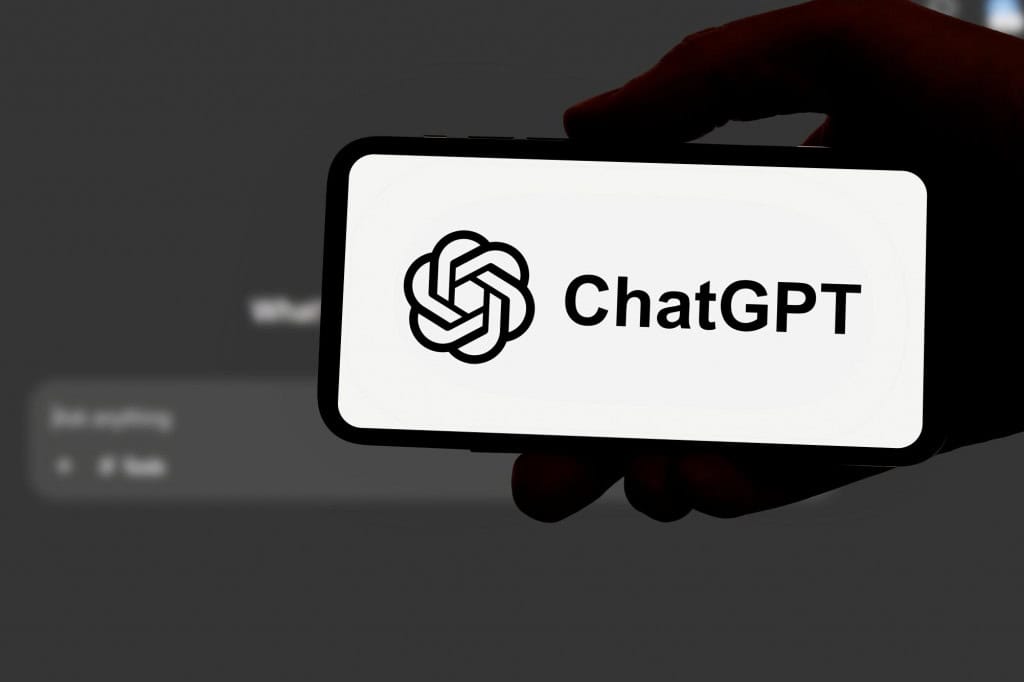 Estudo revela: ChatGPT está mudando a forma como falamos e escolhemos palavras 2 Pessoa usando computador com tela de chat representando interação com o ChatGPT