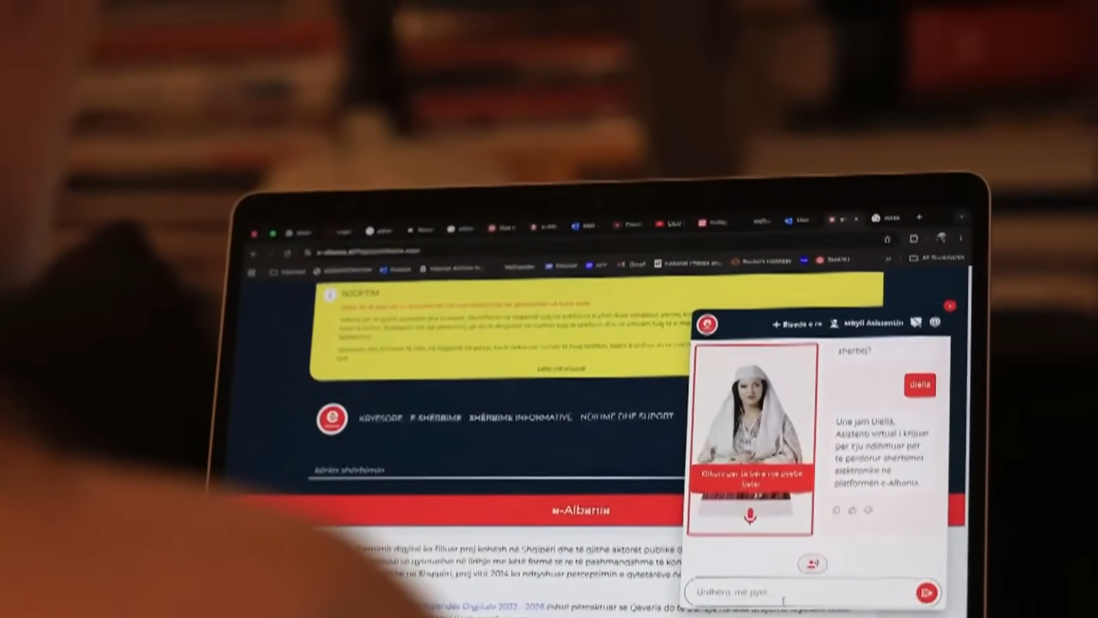 Albânia aponta sua IA Diella como ministra para combater corrupção em licitações públicas 1 Tela de notebook mostrando assistente virtual Diella para combate à corrupção em licitações públicas na Albânia