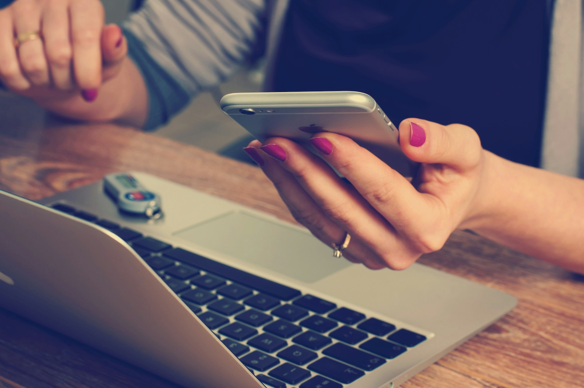 47% dos brasileiros não têm computador; preço elevado é principal barreira 2 Pessoa segurando smartphone em ambiente urbano, destaque no uso móvel
