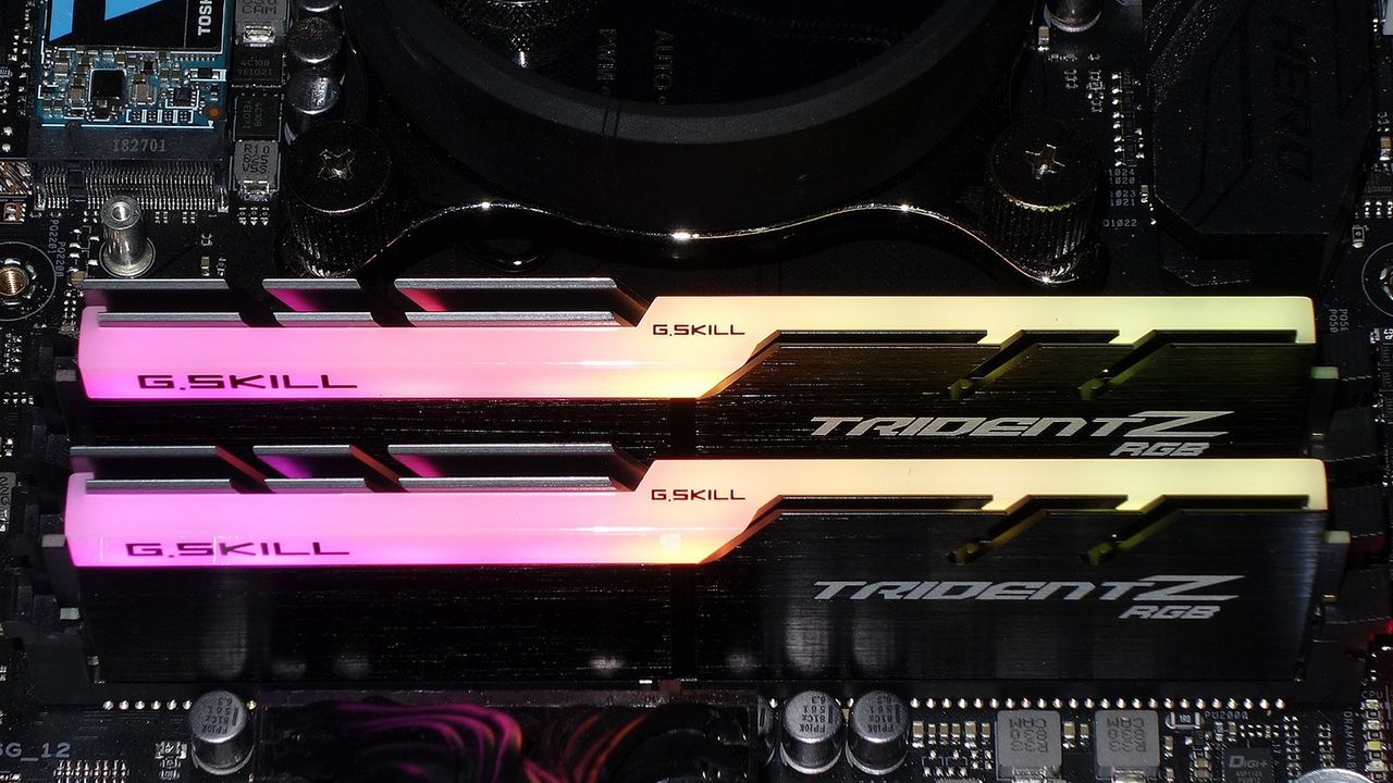 DDR4 agora custa mais que DDR5: entenda como a escassez planejada está impactando preços 1 Módulos de memória RAM DDR4 e DDR5 lado a lado, com heatspreaders e chips visíveis