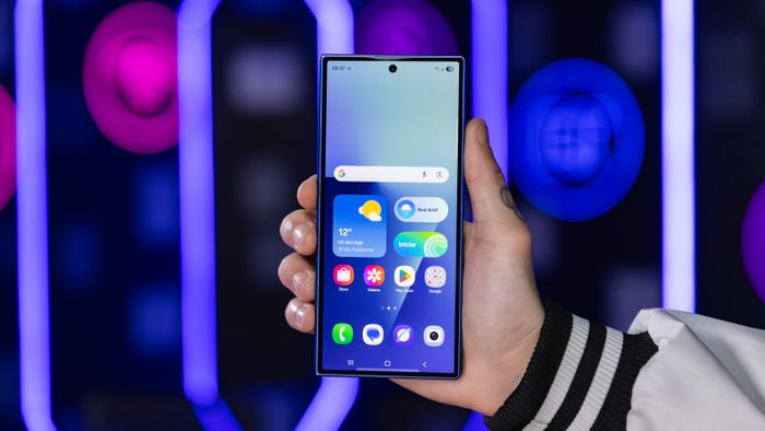 Falha de segurança Samsung expõe celulares Android ao controle remoto por hackers 1 Smartphone Samsung moderno sendo segurado pela mão com tela exibindo interface inicial com apps e widget de tempo