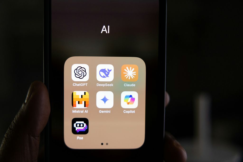 ChatGPT responde 78% de perguntas de alto risco para saúde mental 2 Smartphone na mão exibindo pasta com ícones de apps de inteligência artificial, incluindo ChatGPT, Claude e Gemini