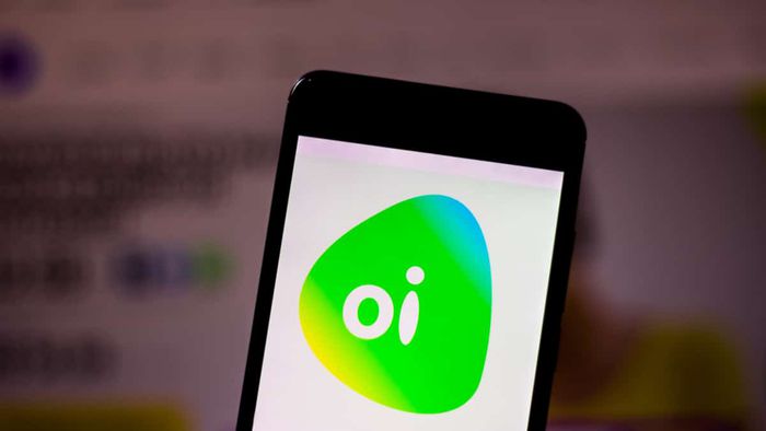 Contagem regressiva: Oi enfrenta risco de falência em 9 meses enquanto contesta relatório judicial 1 Smartphone com o logotipo da operadora Oi na tela em fundo branco