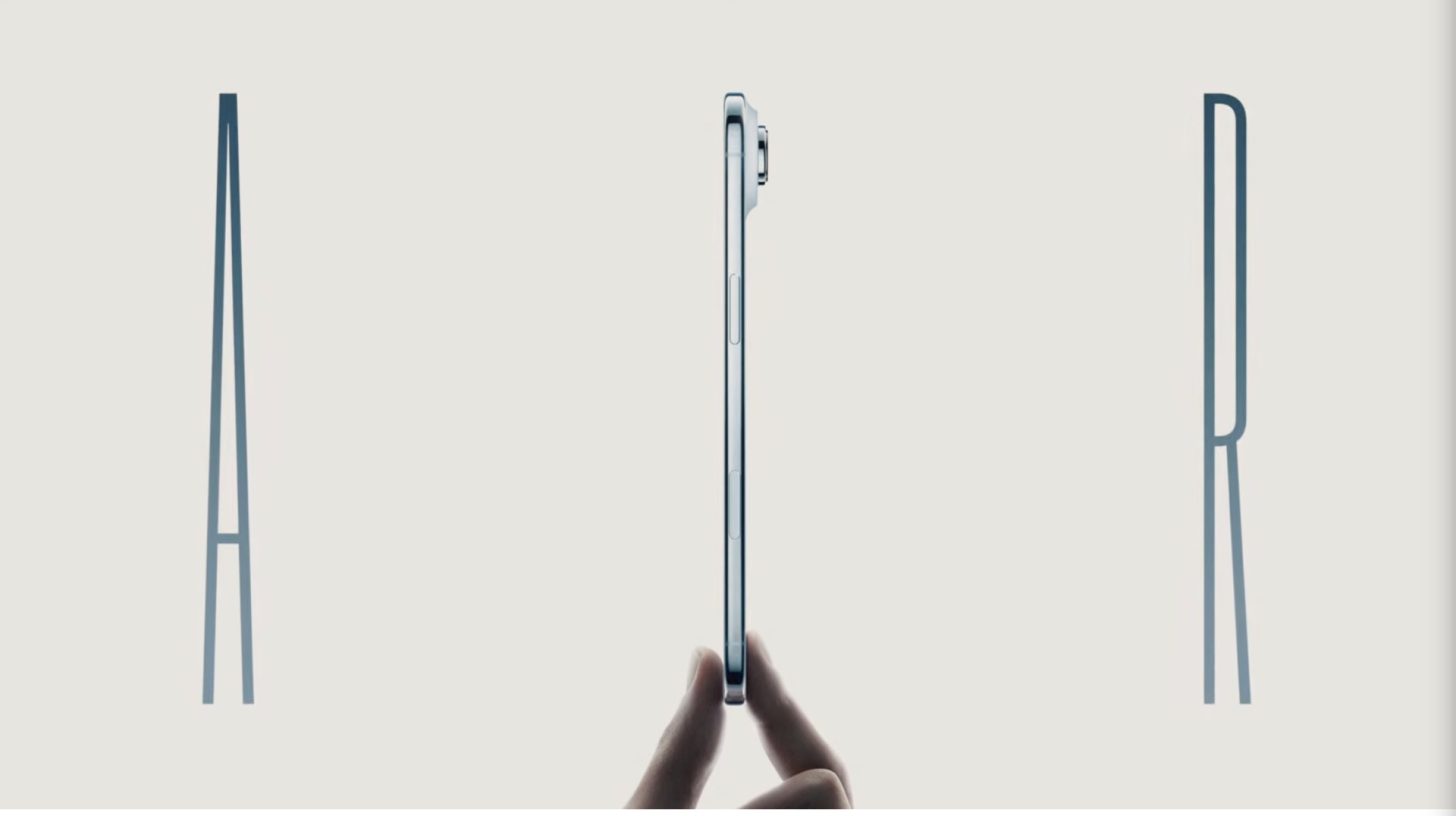 iPhone Air: o design ultrafino que sacrifica o som estéreo 1 Perfil do smartphone iPhone Air mostrando sua estrutura ultrafina e acabamento metálico prata.