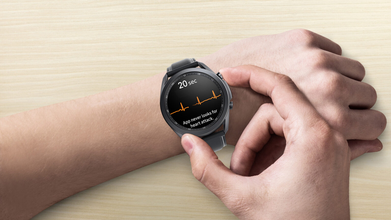Smartwatch preto com pulseira de couro exibindo um eletrocardiograma na tela e o texto "20 sec", com a mão de uma pessoa ajustando o relógio no pulso