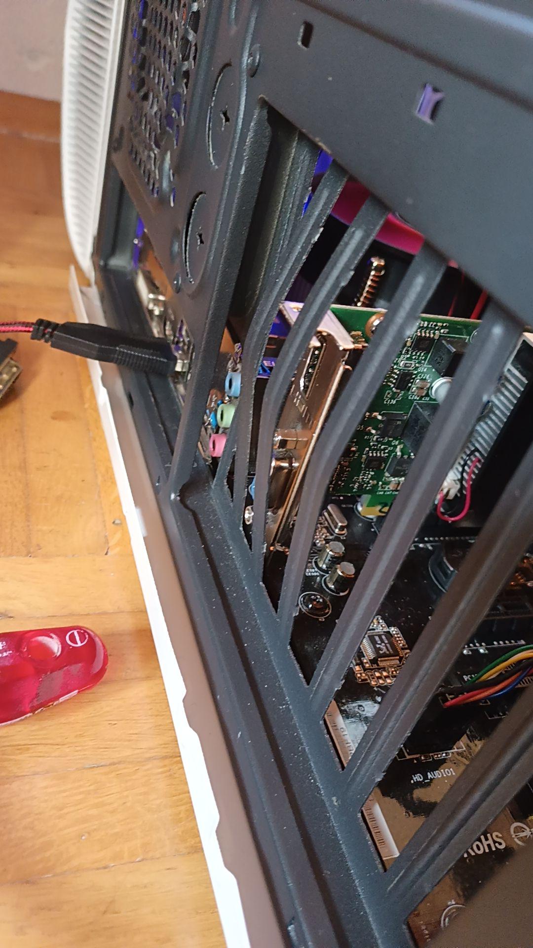 Homem deforma gabinete para instalar placa de vídeo ( e nem precisava) 3