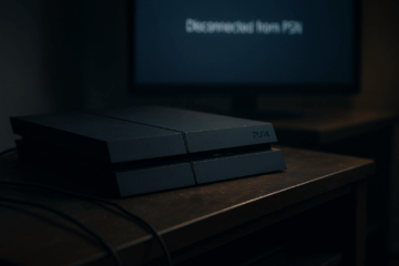 Fotografia de um PlayStation 4 desligado sobre um rack de madeira, com uma TV ao fundo exibindo mensagem de desconexão da PSN, em ambiente escuro e nostálgico.