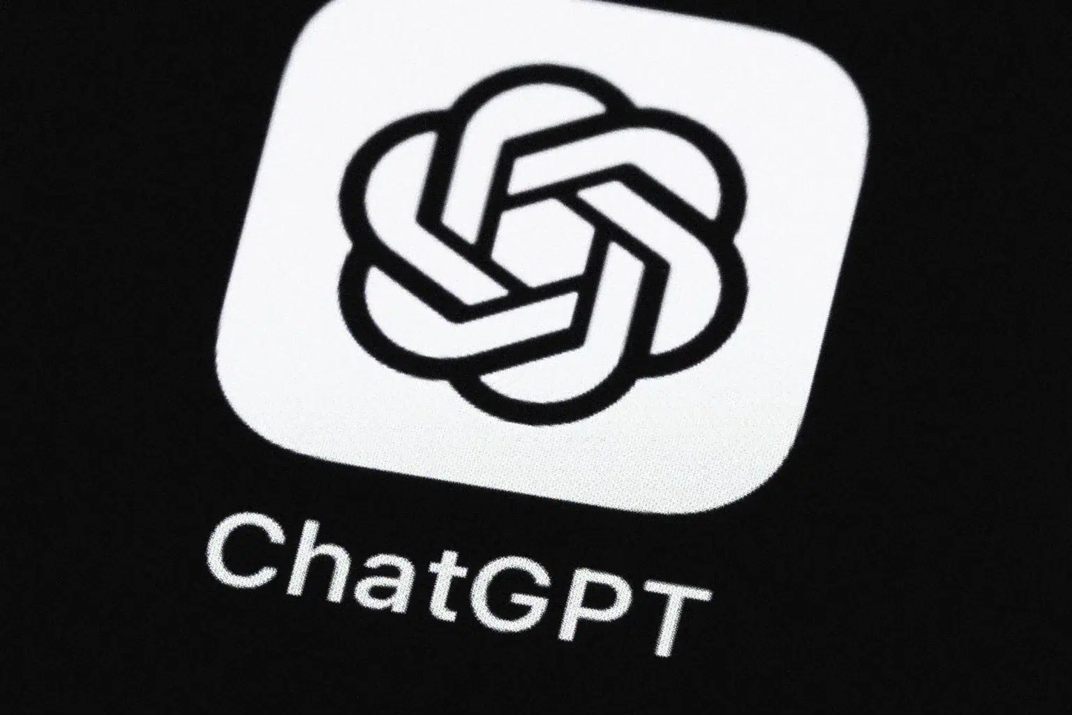 Ícone do aplicativo ChatGPT em tela escura, com o logotipo em espiral preto sobre fundo branco e o nome ChatGPT abaixo