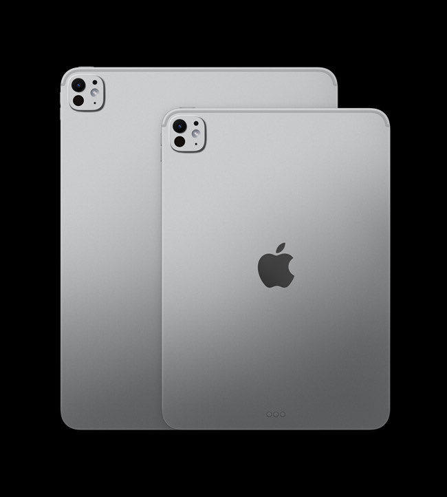 Dois iPad Pro de cor prateada, de costas, mostrando o logotipo da Apple e o sistema de câmeras no canto superior esquerdo, sobre fundo preto