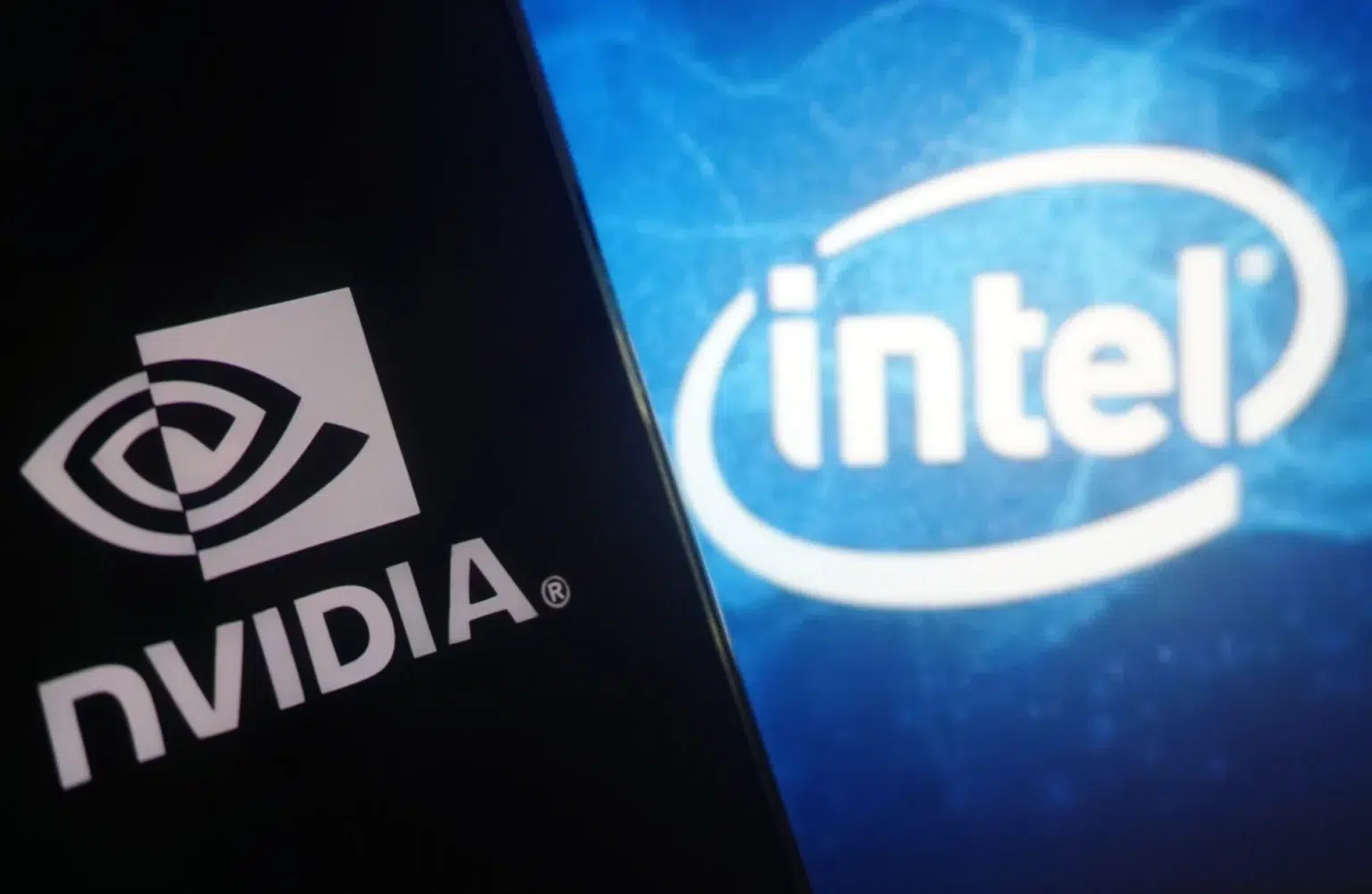Logotipos da NVIDIA em tela de celular escuro ao lado do logotipo da Intel sobre fundo azul