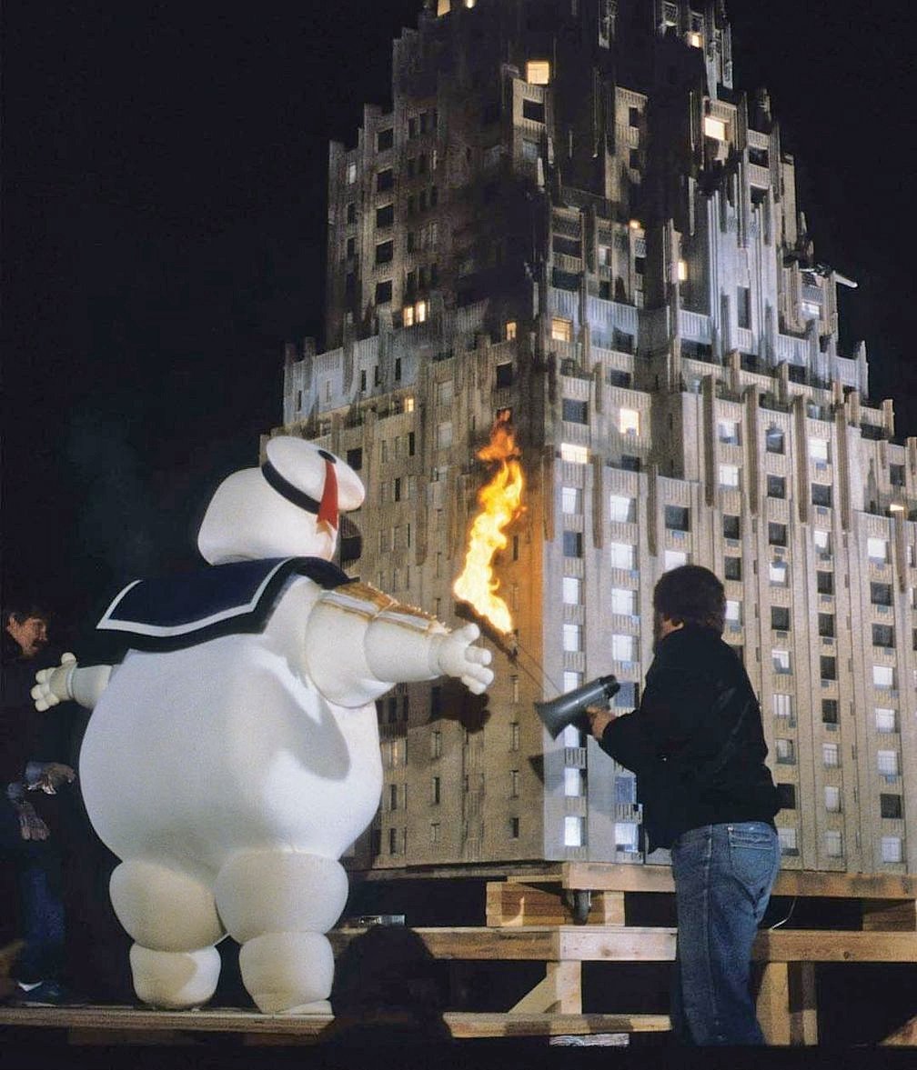 O Marshmallow gigante de Ghostbusters: os truques e detalhes por trás de uma das cena mais icônica dos anos 80 7 Ghostbusters FX Stay Puft Building