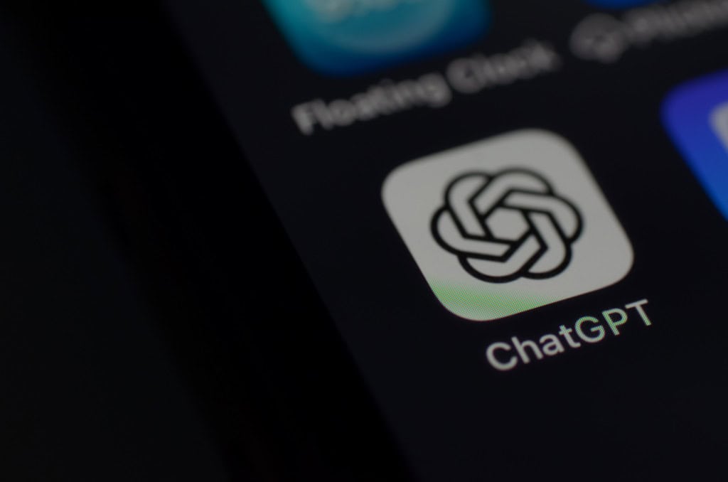 OpenAI entra na biossegurança: a nova IA contra armas biológicas 11 Ícone do aplicativo ChatGPT em tela de smartphone com outros ícones desfocados ao redor
