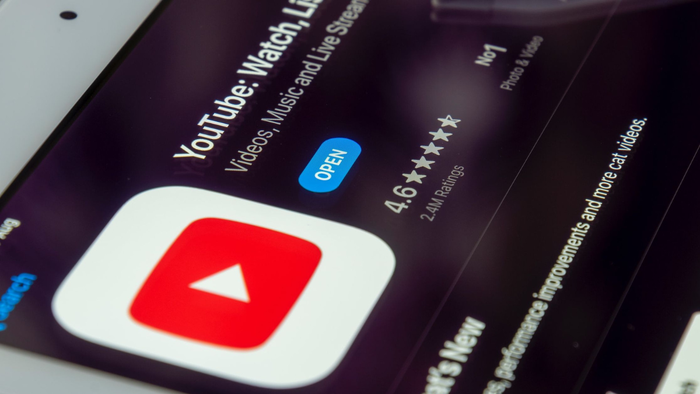 Hackers transformam canal verificado no YouTube em armadilha para distribuir vírus 1 Smartphone mostrando na tela a página do aplicativo YouTube na loja de apps com avaliação e botão abrir