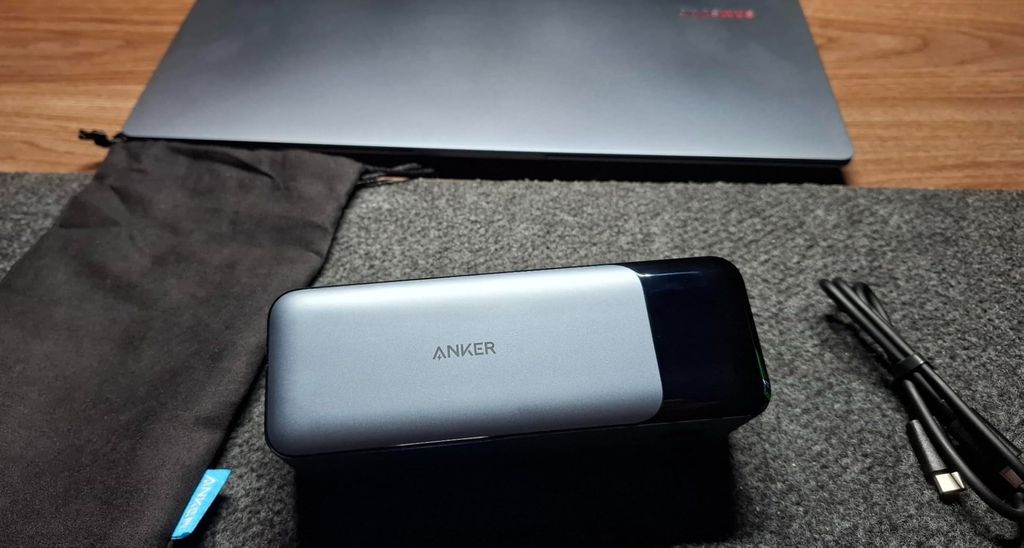 Anker 737 Power Bank chega ao Brasil com potência para carregar notebooks 3 Power Bank Anker 737 em superfície escura próximo a notebook fechado