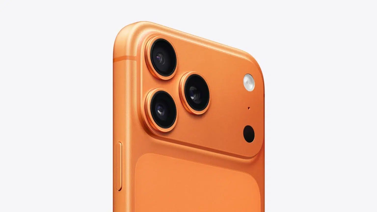 Parte traseira de iPhone 17 Pro Max laranja com sistema de três câmeras e flash, em fundo claro