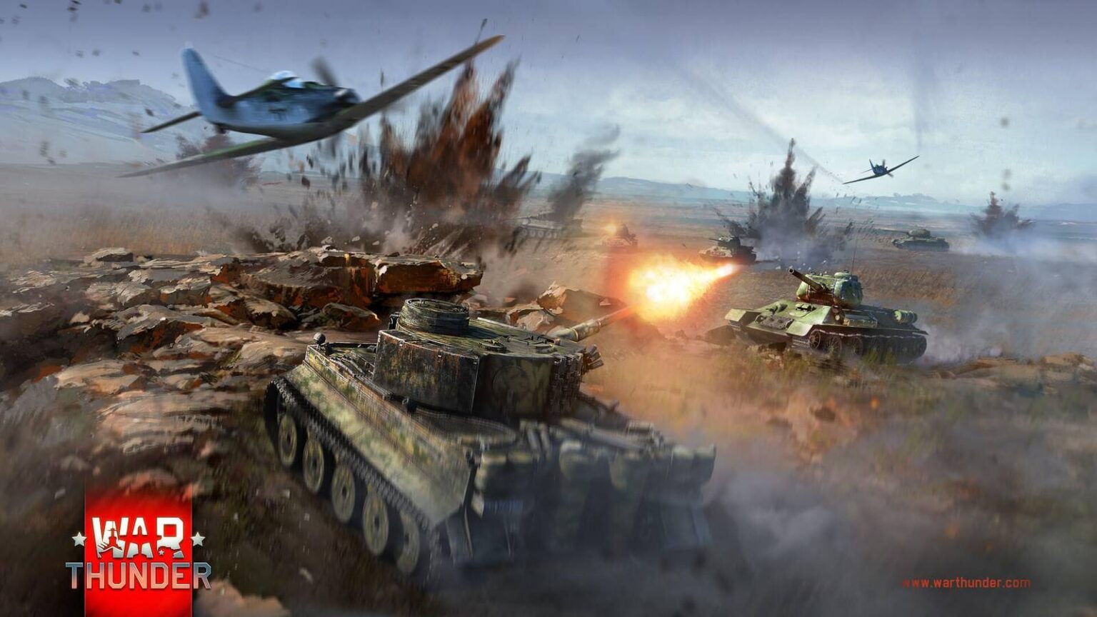Arte do jogo War Thunder mostrando tanques e aviões de combate da Segunda Guerra em batalha, com explosões e um tiro de canhão em primeiro plano