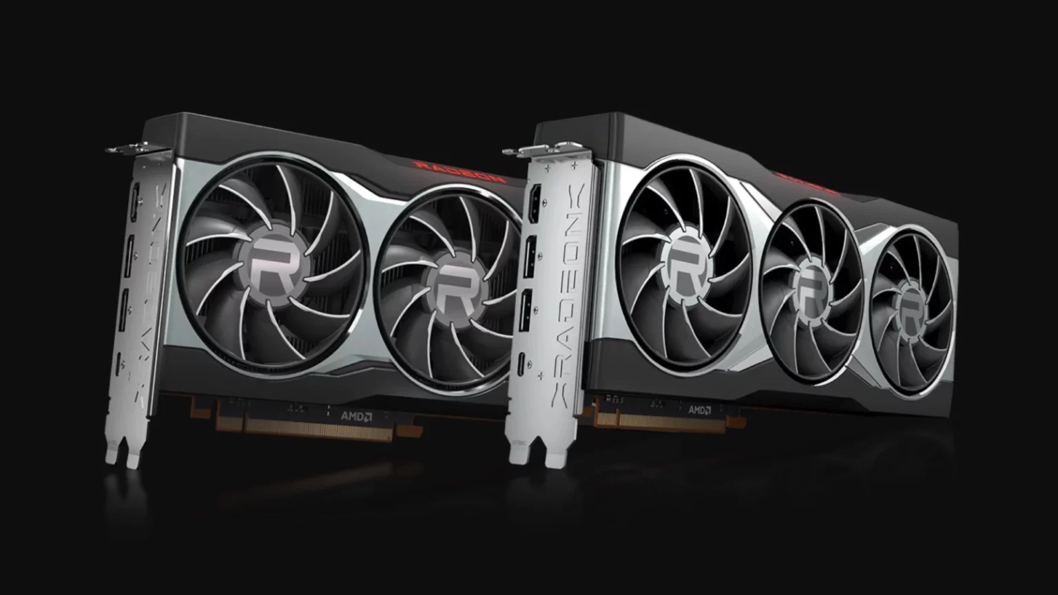 Duas placas de vídeo AMD Radeon RX sobre fundo preto, uma com dois ventiladores e outra com três, exibindo o logo Radeon no cooler