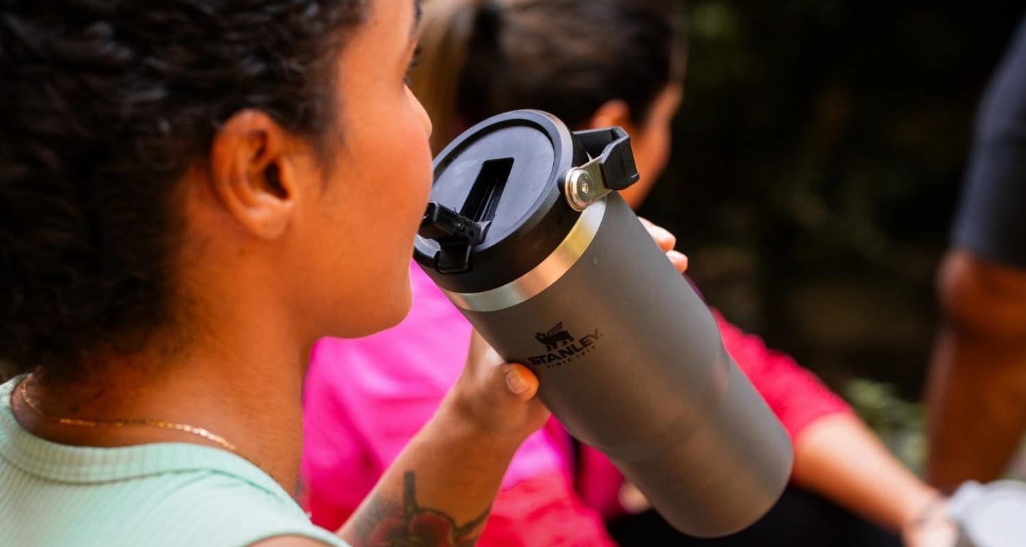 Garrafas e copos Stanley com até 47% OFF na Amazon