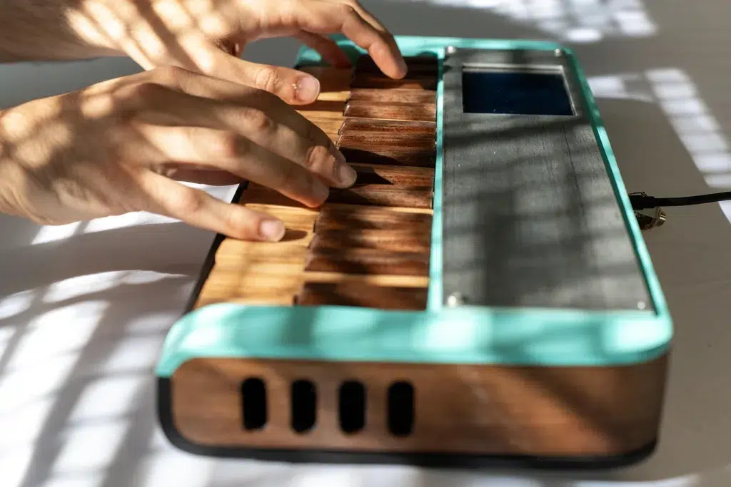 De papelão a som digital: o sintetizador artesanal que impressiona pela simplicidade 3 F4L91J8MHMCJ1R9