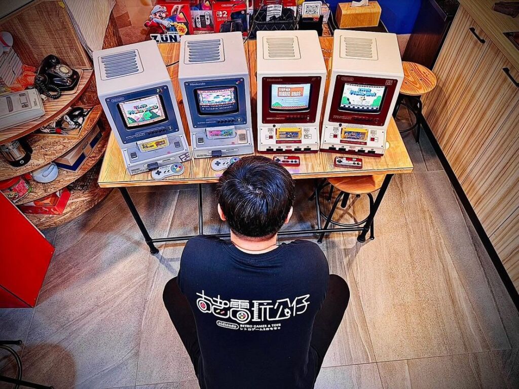 Entusiasta taiwanês construiu 4 versões do NES e SNES com tela CRT acoplada — projeto levou cinco anos para ser concluído 6 G4rS tmWsAAszPu 1024x768 1