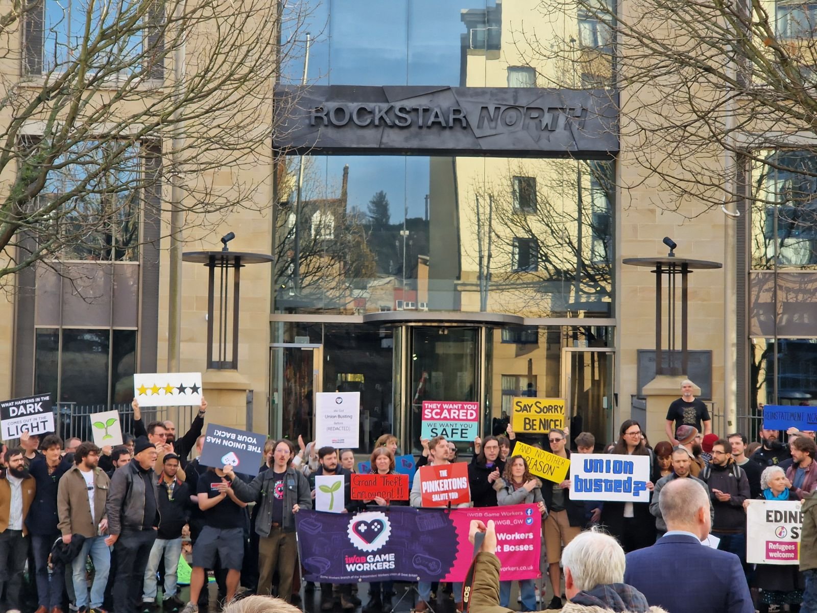 Protestos em frente à sede da Rockstar em Edimburgo e Londres; veja as imagens 1 G5FeZtcWsAADVNs