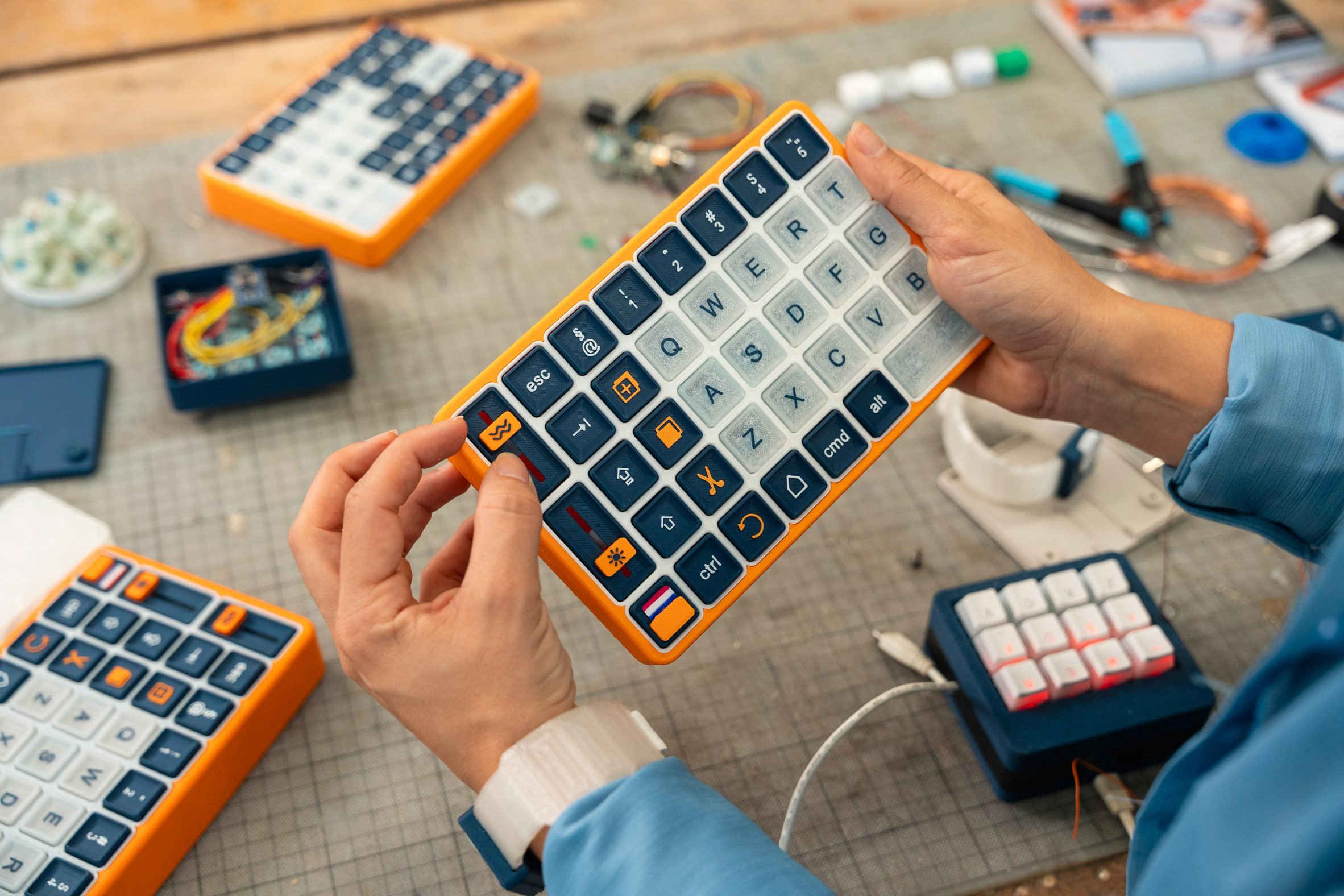 OnCue: Teclado com IA e feedback háptico vence prêmio global e promete autonomia para quem tem Parkinson 12 G5VY3DlWoAE16FZ