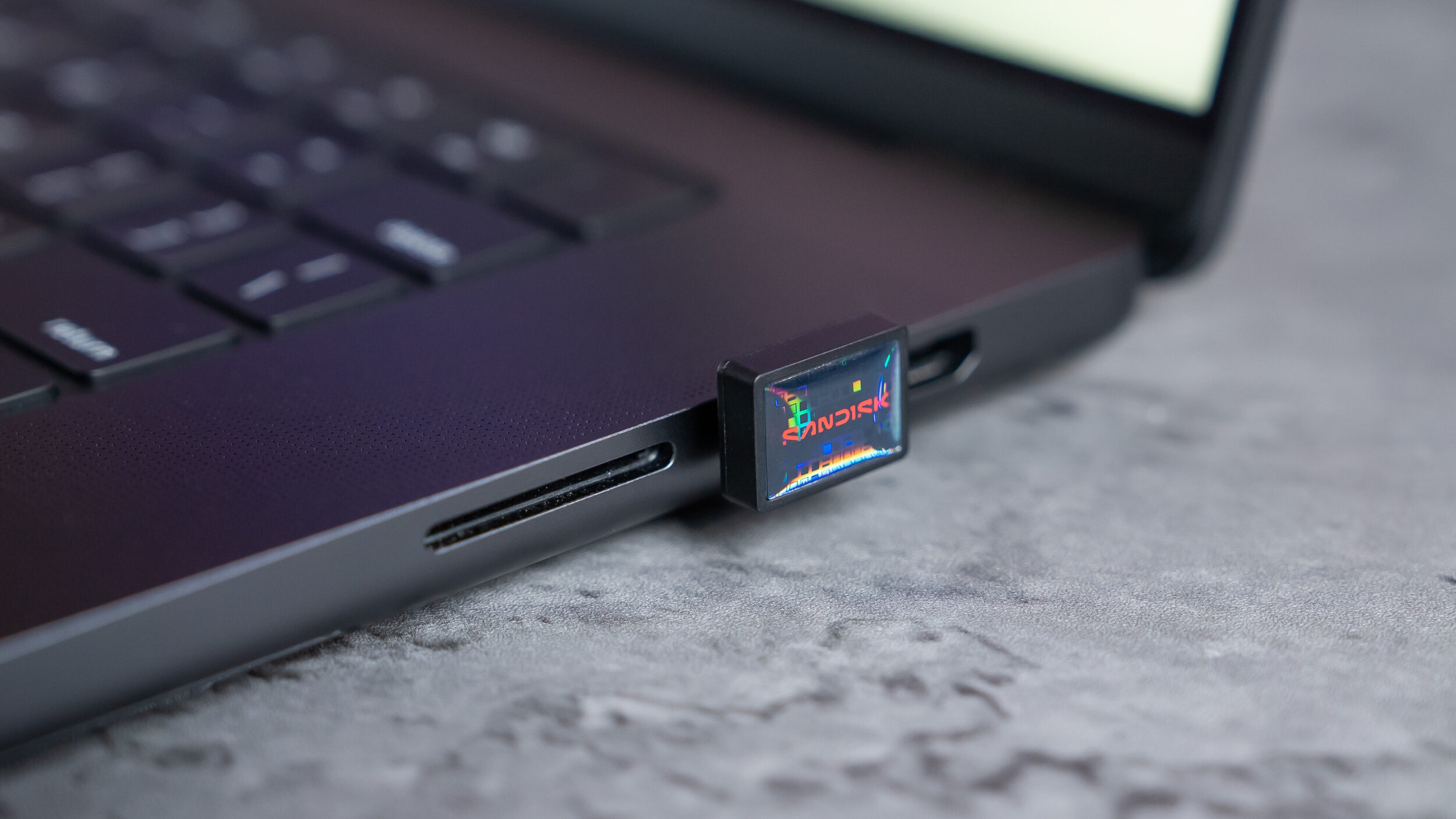 SanDisk anuncia o Extreme Fit: pendrive minúsculo com 1TB; veja os detalhes 8 G5lIpumbEAArgYC