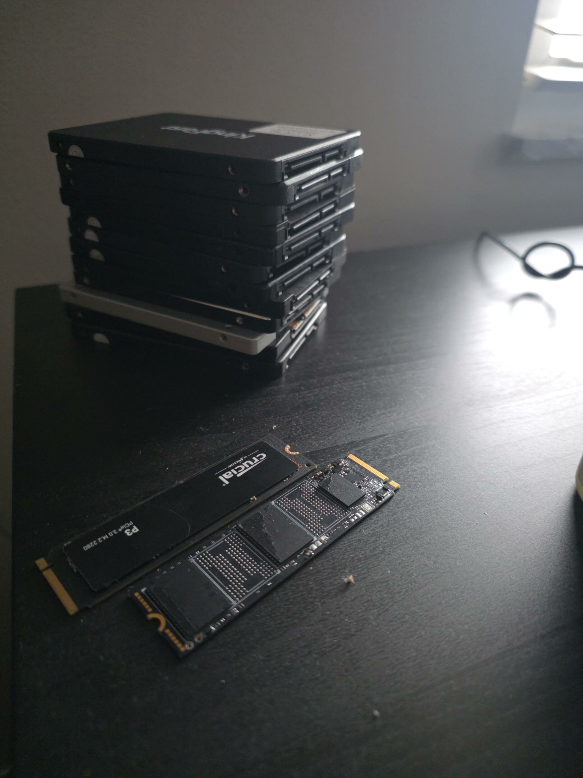 Fim do Windows 10: técnico faz a festa e leva SSDs de graça para casa de empresa que descartou PCs antigos 1 bc9k0vrb8cyf1