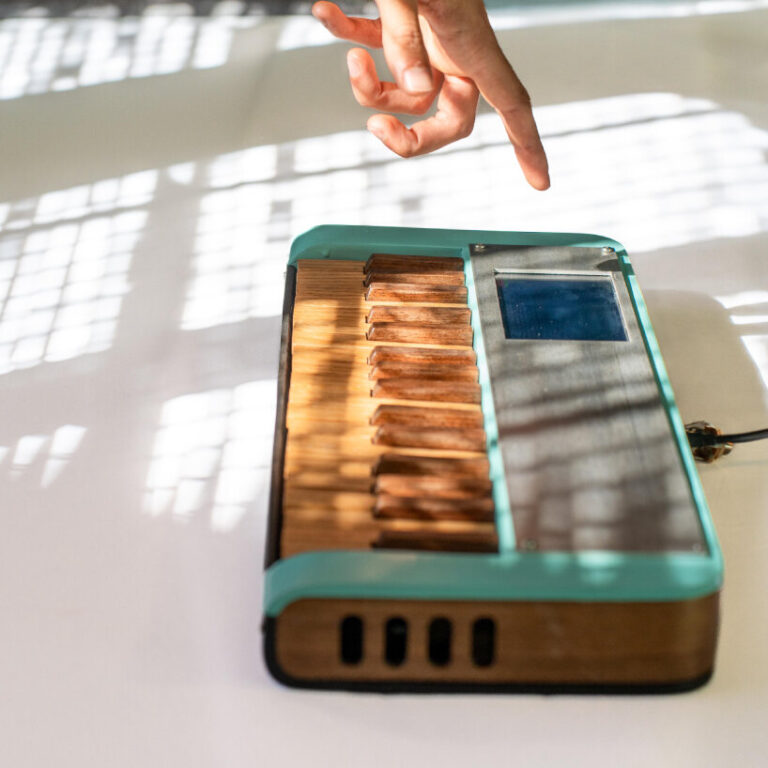 De papelão a som digital: o sintetizador artesanal que impressiona pela simplicidade 2 cardboard synthesizer sounds handmade wooden keys walnut oak designboom 01 768x768 1