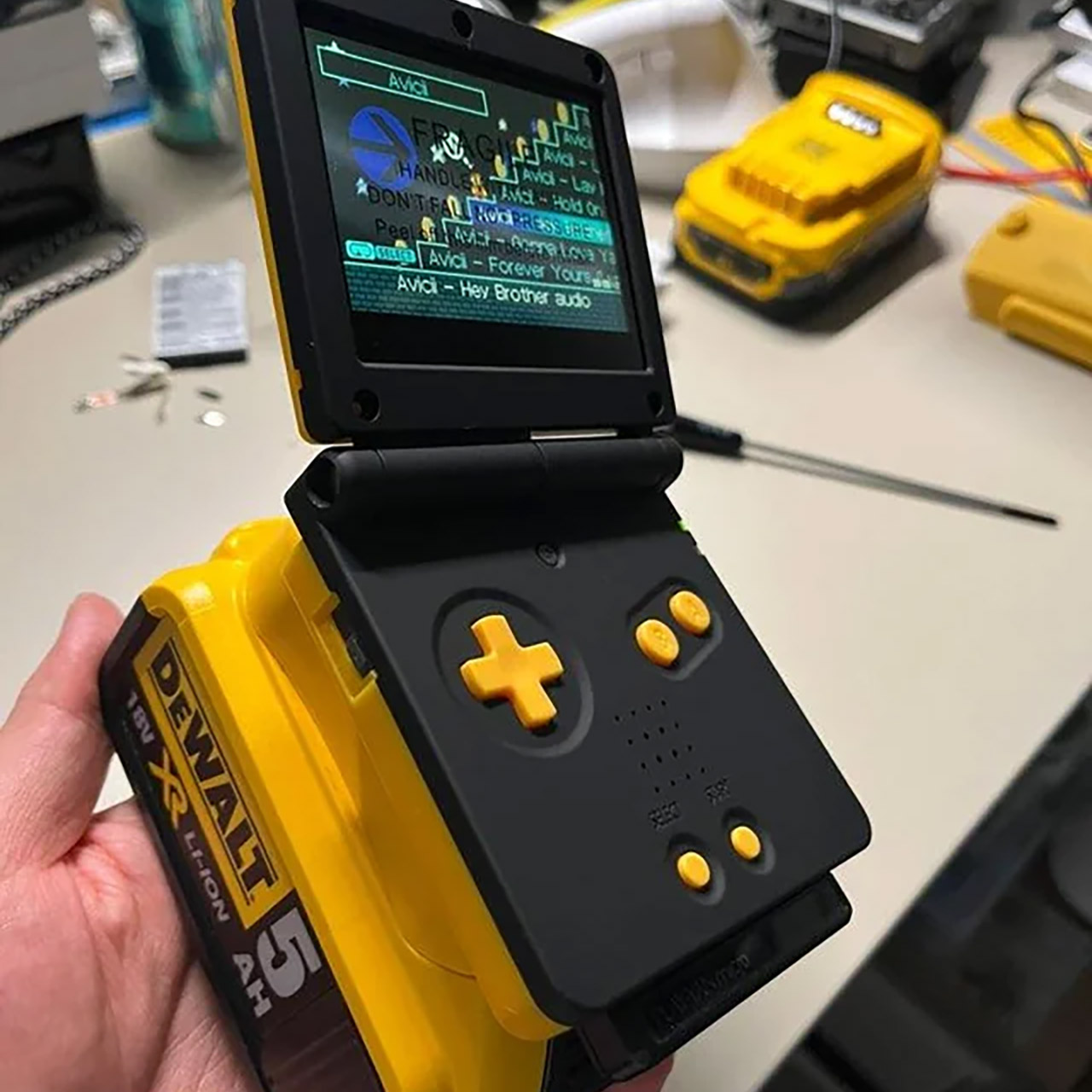 Bizarro: Modder acopla bateria de furadeira no Game Boy e agora consegue 404 horas de jogo contínuo 1 game boy advance sp gba battery mod 2