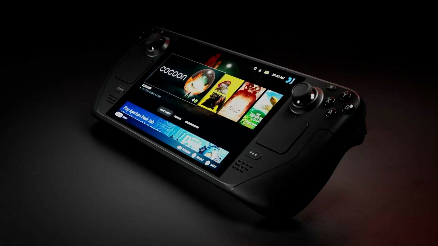 Console portátil Steam Deck preto em ângulo, com tela exibindo a biblioteca de jogos com o título "cocoon" em destaque