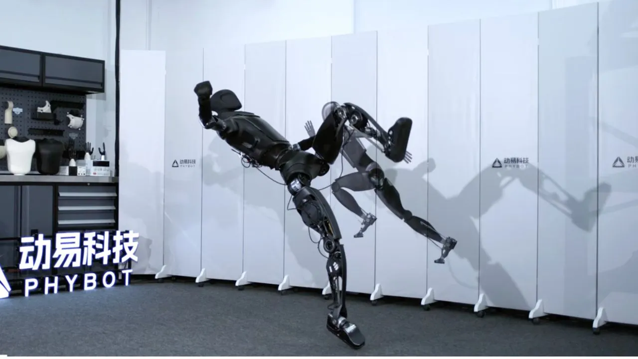 Robô humanoide chinês faz backflip perfeito e mira trabalho pesado em galpões 1 phybot