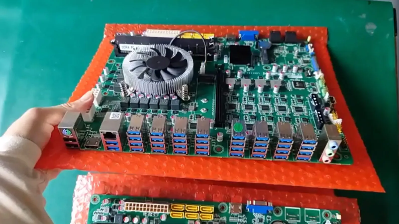 Precisa de mais portas USB? Esta placa-mãe tem 36 5 placa base 36 puertos usb